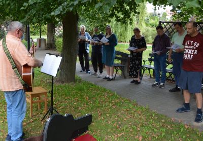 Zarówno Polski Hymn Narodowy, jak i Rotę zaśpiewaliśmy stojąc.