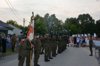 Salwa honorowa żołnierzy Wojska Polskiego.