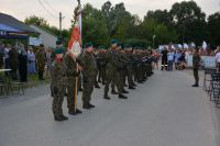 Salwa honorowa żołnierzy Wojska Polskiego.