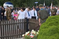 Mieszkańcy z Panią Dyrektor składają kwiaty pod pomnikiem w Borkowie.