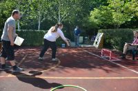 Konkurencja sportowa. Rzuty piłkami tenisowymi do bramki z butelką.