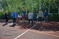 Konkurencja sportowa. Strzał piłką na bramkę. Mini hokej.