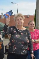 Pani Ewa otrzymała czekoladę za udział w konkursie.