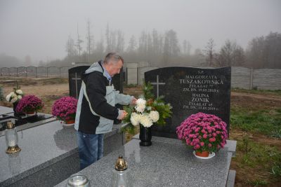 Pan Jerzy dba o to, aby kwiaty ładnie ozdobiły groby naszych Mieszkańców.
