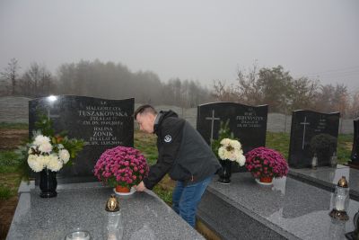 Pan Maciej także zadbał o odpowiednie ozdobienie grobów Mieszkańców.