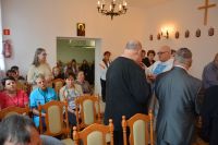 Mieszkańcy przyjmują Komunię Świętą podczas Mszy w Kaplicy Domu.