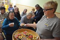 Terapeuci częstują Mieszkańców zmacznymi ciastkami i cukierkami.