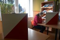 Mieszkańcy oddają swoje głosy w wyborach do Samorządu Mieszkańców.