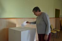 Pani Jadwiga za chwilę wrzuci swój formularz do urny wyborczej.