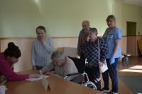 Kolejni Mieszkańcy za chwilę oddadzą swój głos w wyborach.