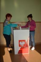 Minął już czas na oddawanie głosów. Pora otworzyć urnę wyborczą.