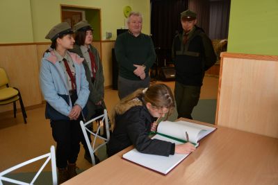 Poprosiliśmy Harcerzy o pamiątkowy wpis w naszej kronice.