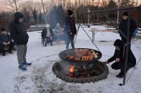 Kiełbaski i kaszanka już pieką się nad ogniskiem.