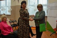 Pani Magda odbiera gratulacje od Pani Dyrektor.