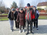 Pamiątkowe zdjęcie ze spaceru do Ogrodu Terapeutycznego.