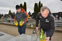 Pan Adam i Pan Jerzy ustawiają stroiki na grobach naszych Mieszkańców.