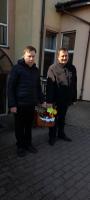 Pan Maciej i Pan Krzysztof wybierają się z wielkanocnym koszykiem do kościoła.