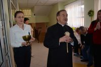 Ksiądz Tadeusz jest już gotowy do poświęcenia naszych pokarmów.