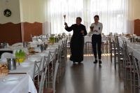 Przed wielkanocnym śniadaniem nasz Kapelan poświęcił wszystkie pokarmy.