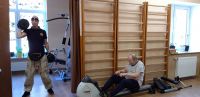 Indywidualne ćwiczenia fizyczne w sali rehabilitacyjnej.