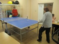 Pani Jadwiga i Pani Ewa podczas gry w tenisa stołowego.