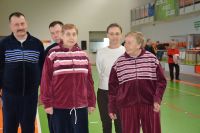 Drużyna naszych sportowców na zdjęciu z Panią Kierownik.