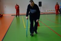 Pan Krzysztof pokonał już połowę trasy z kołem hula hop.