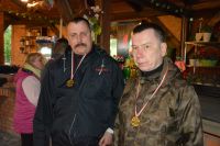 Pan Krzysztof i Pan Maciej prezentują swoje medale.