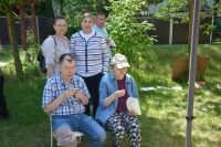 Pora na odpoczynek. Pani Kierownik i nasi Mieszkańcy na wspólnym zdjęciu.
