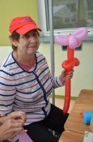 I tak oto z balonika powstał kolorowy kwiatek.