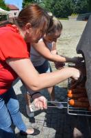 A tymczasem na grillu kończą już się piec kiełbaski.