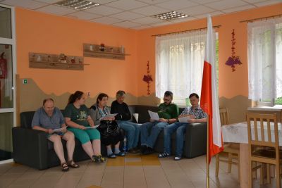 Mieszkańcy podczas spotkania z okazji 79 rocznicy Powstania Warszawskiego.