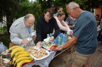 Pan Adam i Pani Kasia częstują smacznymi rogalikami z nadzieniem.