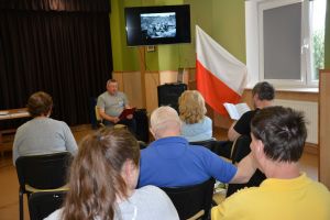 Mieszkańcy podczas spotkania w przededniu 103 rocznicy Bitwy Warszawskiej.