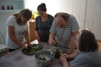 Mieszkańcy przygotowują wspólnie przetwory na zimę.