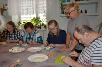 Mieszkańcy podczas wspólnych zajęć w sali gastronomicznej.