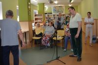 Pan Krzysztof brawurowo wykonuje piosenkę podczas zabawy przy karaoke.