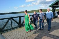 Spacer po drewnianym pomoście. Cieszymy oczy widokami wokół olbrzymiego jeziora.