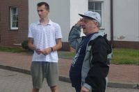 Pan Jerzy celnie rzuca lotkami do tarczy.