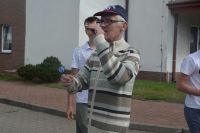 Pan Przemysław także oddał kilka celnych rzutów lotkami do tarczy.