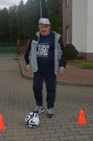 Pan Jerzy przystępuje do kolejnej konkurencji sportowej.
