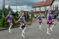Barwny pokaz tańca w wykonaniu nastoletnich Mażoretek.