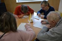 Mieszkańcy przystępują do rozwiązywania quizu z wiedzy o Janie Pawle II.