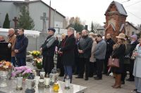 Uczestnicy uroczystości patriotycznych na cmentarzu parafialnym w Nasielsku.