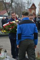 Delegacja naszego Domu podchodzi z kwiatami do grobu polskich żołnierzy.