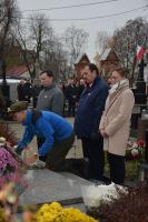 Delegacja naszego Domu przy grobie polskich żołnierzy na nasielskim cmentarzu.