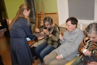 Pani Kierownik częstuje Mieszkańców ciastkami na zakończenie Andrzejkowego Spotkania.