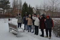 Mieszkańcy na spacerze w ogrodzie. Nasz Dom i ogród w śnieżnej scenerii.