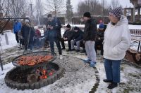 Zimową porą przy ognisku w Ogrodzie Terapeutycznym.