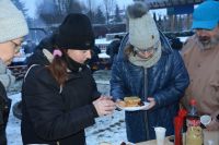 Pani Kaja poczęstowała się upieczoną kiełbaską oraz kanapką ze smalcem i ogórkiem.